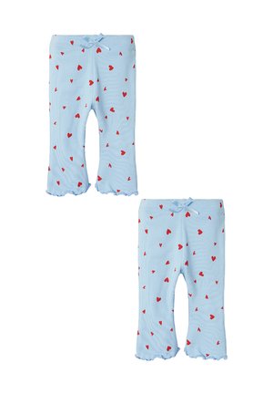 Hellblaue Leggings aus weichem Stoff mit einem sich wiederholenden roten Herzmuster. Rüschenbesatz am Saum und eine gebundene Schleife an der Taille.