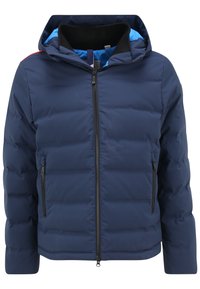 Tmavě modrá prošívaná bunda s kapucí, předním zipem a dvěma bočními kapsami. Má hladkou texturu s kontrastní modrou podšívkou.