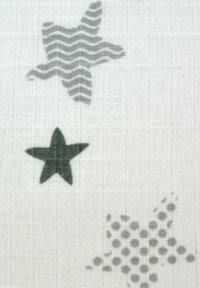 Textil mit einem hellen Hintergrund, der Sternmuster in verschiedenen Grautönen zeigt. Die Sterne umfassen wellenförmige Linien, durchgehende und gepunktete Designs.