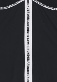 Svart tyg med en vertikal vit rand och upprepande texten "UNDER ARMOUR." Mjuk textur med en sportig design och logotypbranding.