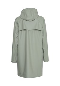 Cappotto impermeabile verde chiaro con cappuccio, maniche lunghe e design a strati sul retro. Presenta chiusure a bottone sui polsini.