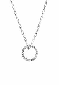 Collar de cadena de plata con eslabones rectangulares que sostiene un colgante circular engastado con pequeñas piedras brillantes y transparentes.