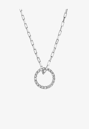 Collar de cadena de plata con eslabones rectangulares que sostiene un colgante circular engastado con pequeñas piedras brillantes y transparentes.