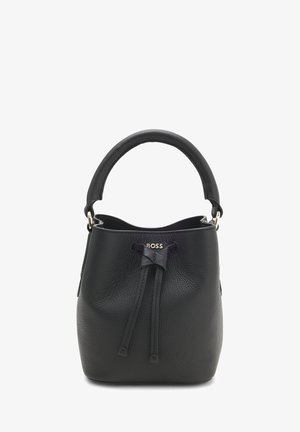 Čierna kožená kabelka typu bucket s textúrovaným povrchom, zaobleným uchom, sťahovacím uzáverom a zlatým logom na prednej strane.
