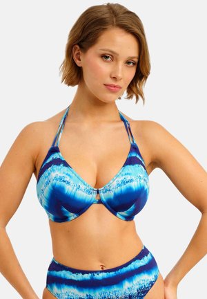 Blaues Batik-Bikini mit gepolstertem Unterbrust-BH mit verstellbaren Trägern und passendem hoch tailliertem Slip, der eine glatte Textur betont.