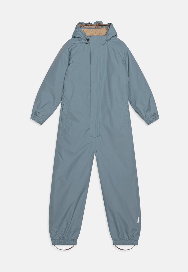 Tuta grigia impermeabile a pezzo unico con cappuccio, polsini elasticizzati e tasche laterali. Texture liscia, chiusura con zip a tutta lunghezza, branding minimal.