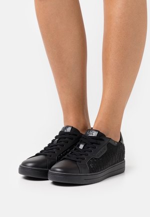 Sneakers neri con tomaia testurizzata, dettagli in pelle liscia, design con lacci e discreto logo sulla linguetta e sul lato.