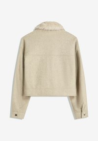 Afgekorte beige jas met een nep bontkraag, gemaakt van zachte stof. Beschikt over lange mouwen, knoopaccenten en een strakke, naadloze achterzijde.