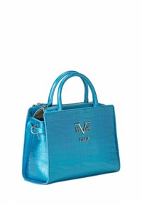 Blaue Handtasche aus Kunstleder im Krokodil-Look mit zwei Griffen, Reißverschluss und silbernem Logo-Element. Rechteckige Form mit glatter, glänzender Oberfläche.