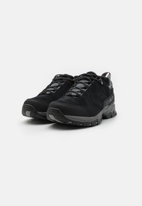 Schwarze Wanderschuhe mit Obermaterial aus Wildleder, strukturierten Details, verstärkter Zehenpartie, robustem Gummisohle und reflektierenden Schnürsenkeln für bessere Sichtbarkeit.