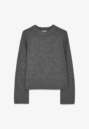 Mörkgrå tröja med rundad halsringning, tillverkad av texturerat stickat tyg, med ribbade muddarna och en kortad nederkant.