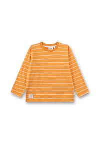 Oranges langärmliges T-Shirt für Kleinkinder mit feinen weißen horizontalen Streifen und einem kleinen weißen Patch nahe dem unteren Saum.