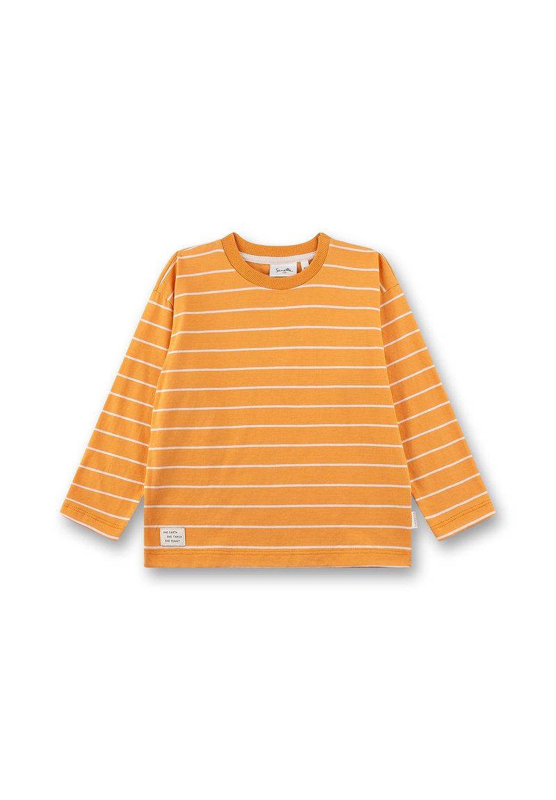 Oranges langärmliges T-Shirt für Kleinkinder mit feinen weißen horizontalen Streifen und einem kleinen weißen Patch nahe dem unteren Saum.