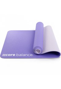 Tappetino da yoga viola con superficie testurizzata, arrotolato parzialmente. Presenta il marchio "core balance" in bianco in basso a sinistra. Design durevole e flessibile.