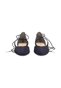 Zapatos planos de ante en azul marino con puntera redondeada, laterales abiertos y detalle de cordones ajustables. Presentan una textura suave y sutiles acentos dorados.