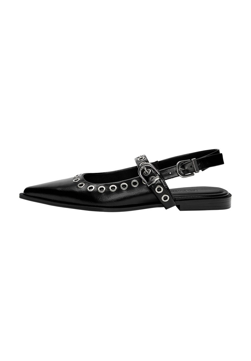 Svart läder slingback-sko med spetsig tå, med silverfärgade öljett detaljer längs öppningen och ett spänne runt ankeln.