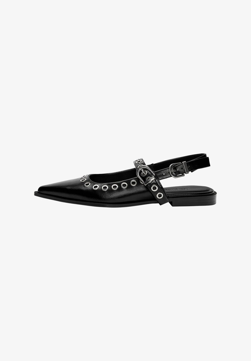 Svart läder slingback-sko med spetsig tå, med silverfärgade öljett detaljer längs öppningen och ett spänne runt ankeln.