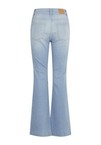 Lichtblauwe, hooggetailleerde, wijde spijkerbroek met twee achterzakken en een bruine leren merkpatch op de tailleband.