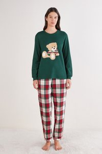 Camisa de manga larga verde con gráfico de oso de peluche; pantalones de pijama a cuadros con cuadrados rojos, verdes y blancos; tejido de algodón; corte relajado.