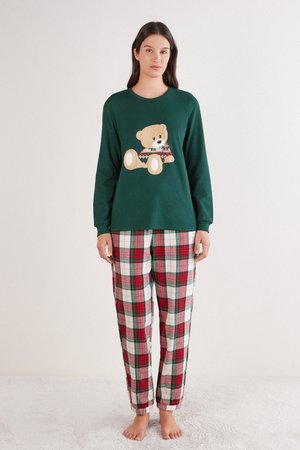 Chemise verte à manches longues avec un motif d'ours en peluche ; pantalon de pyjama à carreaux avec des carrés rouges, verts et blancs ; tissu en coton ; coupe décontractée.