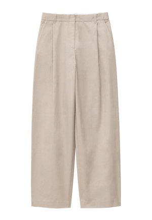 Pantalon beige à jambes larges avec plis devant, poches latérales, passants pour ceinture et fermeture frontale dissimulée.