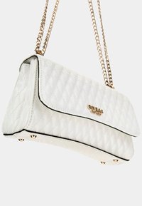 Borsa a tracolla bianca trapuntata con dettagli in oro, dotata di tracolla a catena e finiture nere. Caratterizzata da una superficie testurizzata e un accento con logo.