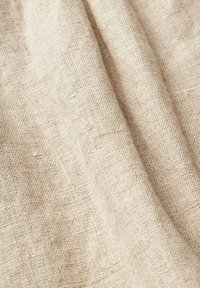 Vaaleanbeige pellavakankaan tekstuuri on ryhdikäs, ja siinä näkyy hienovaraisia taitoksia sekä luonnollinen, pehmeä pinta. Erinomainen useisiin tekstiilisovelluksiin.