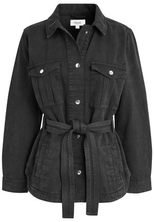 Sort skjortejakke med bælte i taljen, to brystlommer med klap og sølvknapper samt to sidelommer, lavet af denim-lignende stof.