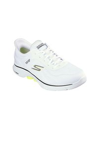 Scarpa sportiva bianca con tomaia in mesh traspirante, design con lacci, striscia nera di accento e dettagli gialli sulla suola. Presenta il marchio del logo.