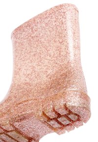 Botte en caoutchouc rose pailletée avec une surface texturée, un sommet arrondi et une semelle crantée pour l'adhérence. Translucide avec une finition scintillante.