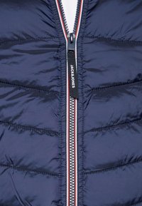 Jack & Jones JJEHERO PUFFER COLLAR - Giacca invernale - navy blazer