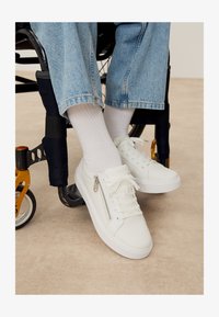 Nevybrané, triple bright white