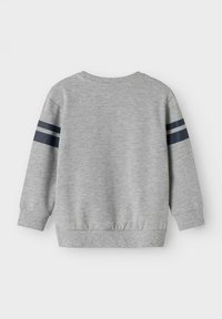 Felpa grigia con maniche lunghe, polsini e orlo a costine. Presenta due strisce navy su ciascuna manica per un tocco di design discreto.