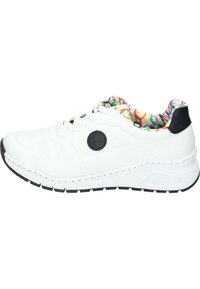 Scarpa sportiva bianca con suola in gomma testurizzata, dettagli neri e fodera multicolore a fantasia. Presenta una punta arrotondata e un design con allacciatura.