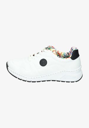 Scarpa sportiva bianca con suola in gomma testurizzata, dettagli neri e fodera multicolore a fantasia. Presenta una punta arrotondata e un design con allacciatura.