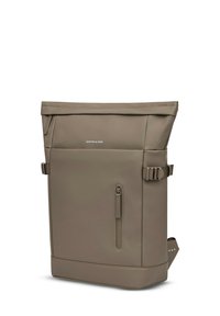 Grau Rolltop-Rucksack mit verstellbaren seitlichen Riemen, vorderer Reißverschlusstasche und minimalistischer Design. Hergestellt aus glattem, strapazierfähigem Material.