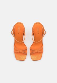 Menbur Sandály na vysokém podpatku - orange
