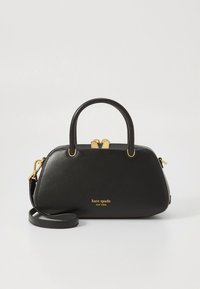 Mala preta em pele com forma estruturada, ferragens douradas e um logótipo dourado. Possui duas alças e uma correia de ombro destacável.