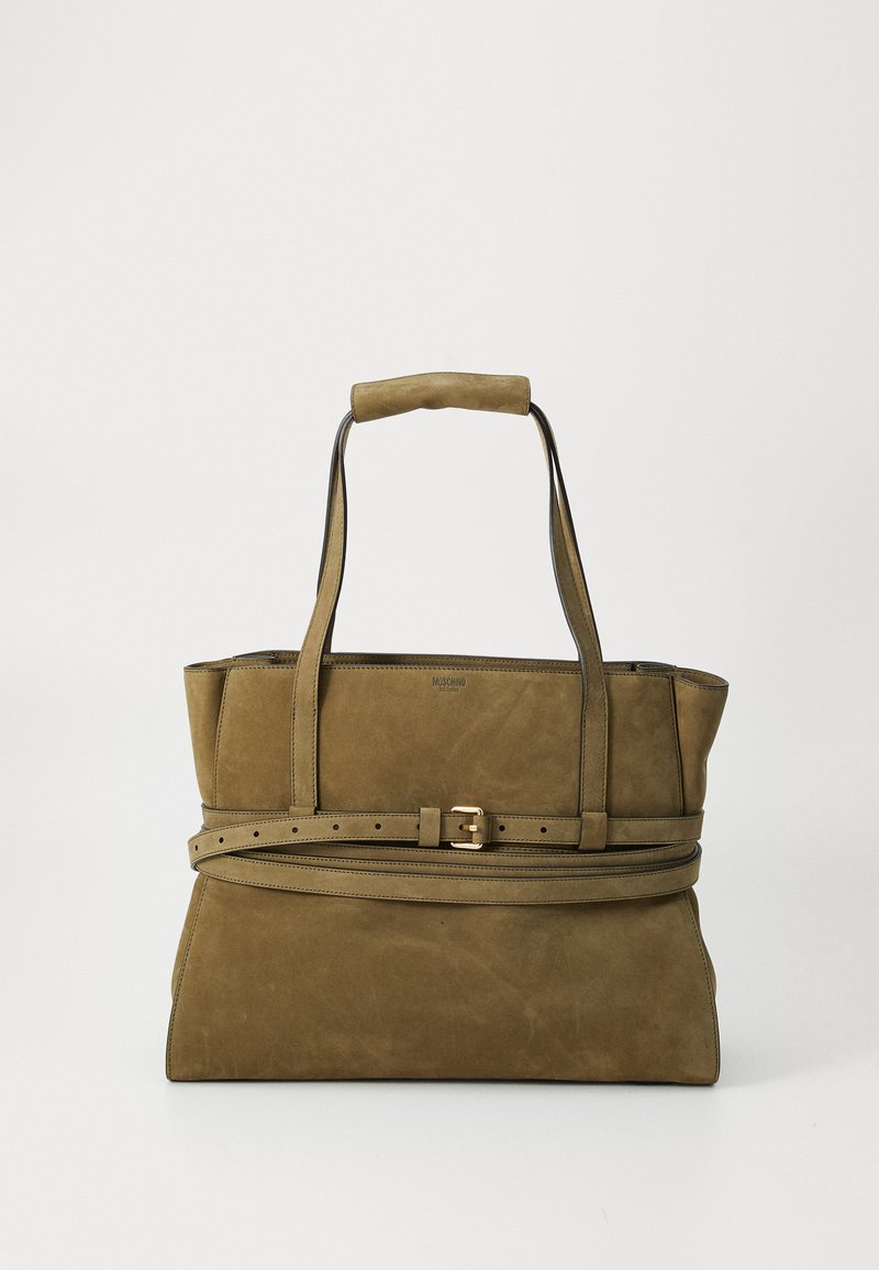 Grande borsa a tracolla in suede verde con un design strutturato, manici superiori doppi e una cintura staccabile attorno alla parte centrale.