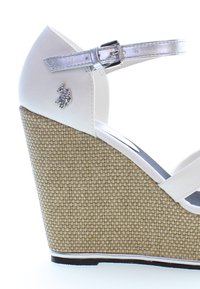 U.S. Polo Assn. Sandály na vysokém podpatku - white silver