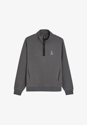 Szara bluza z ćwierć zamkiem, stójką, bocznymi kieszeniami i logo na piersi. Wykonana z miękkiego i teksturowanego materiału.