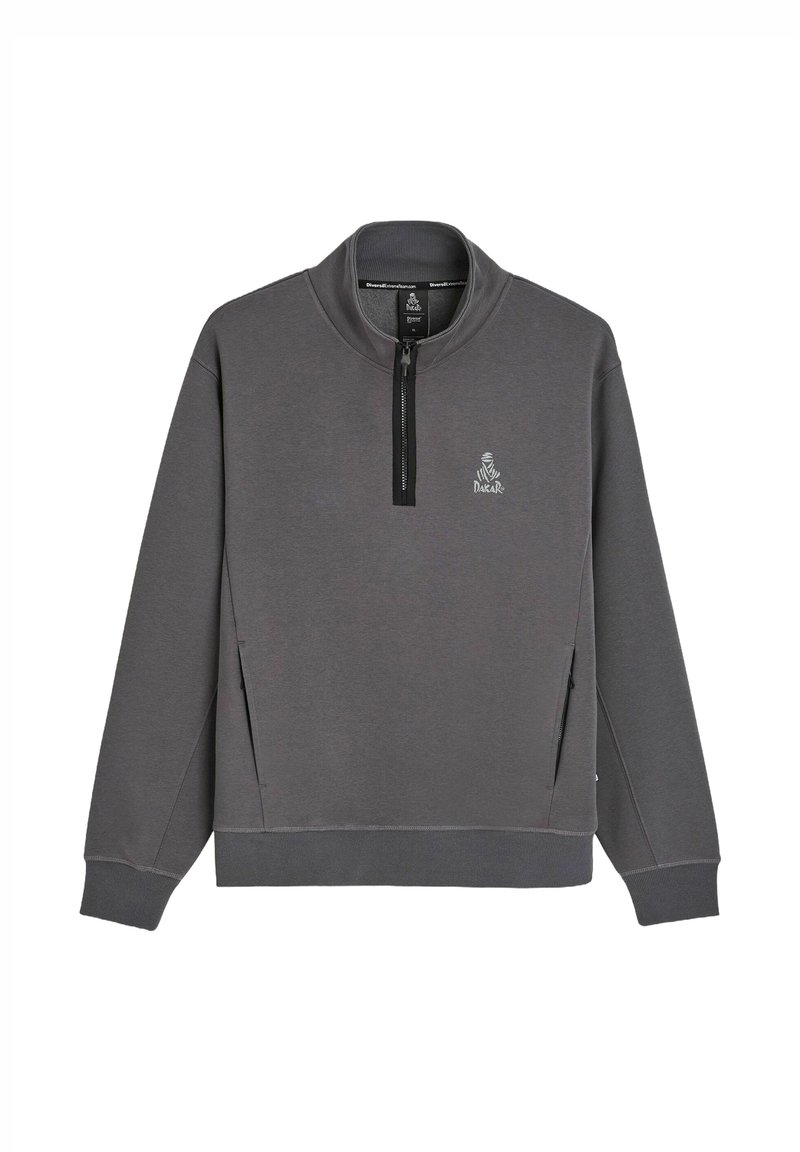 Szara bluza z ćwierć zamkiem, stójką, bocznymi kieszeniami i logo na piersi. Wykonana z miękkiego i teksturowanego materiału.