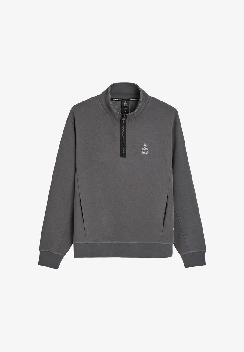 Szara bluza z ćwierć zamkiem, stójką, bocznymi kieszeniami i logo na piersi. Wykonana z miękkiego i teksturowanego materiału.