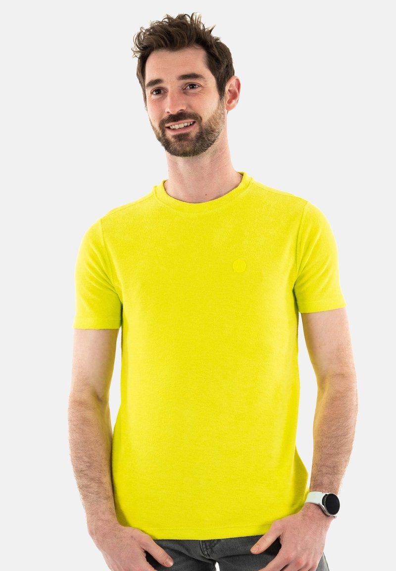 T-shirt à manches courtes, col rond, de couleur jaune vif, en tissu doux avec une finition texturée ; présente un petit détail de logo discret.