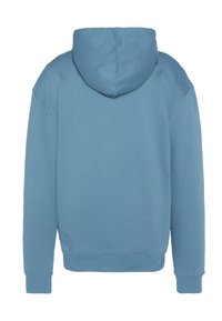 Sweat à capuche en coton bleu avec capuche à cordon, poignets et ourlet côtelés, présentant une texture lisse sans logos ni motifs visibles.