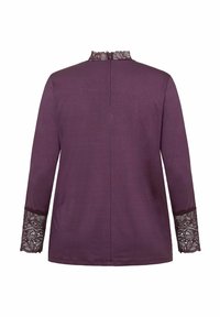 Fioletowa bluzka z długimi rękawami, ozdobiona koronkowym wykończeniem na mankietach i kołnierzyku, prezentowana z tyłu na białym tle.