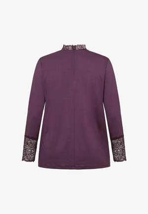 Paarse lange mouw top met kantafwerking op de mouwen en kraag, weergegeven vanaf de achterkant op een witte achtergrond.