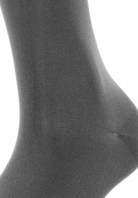 Grau Baumwollsocke mit glatter Textur, die eine körpernahe Form und nahtlose Zehenkonstruktion aufweist, ideal für Komfort und den täglichen Gebrauch.