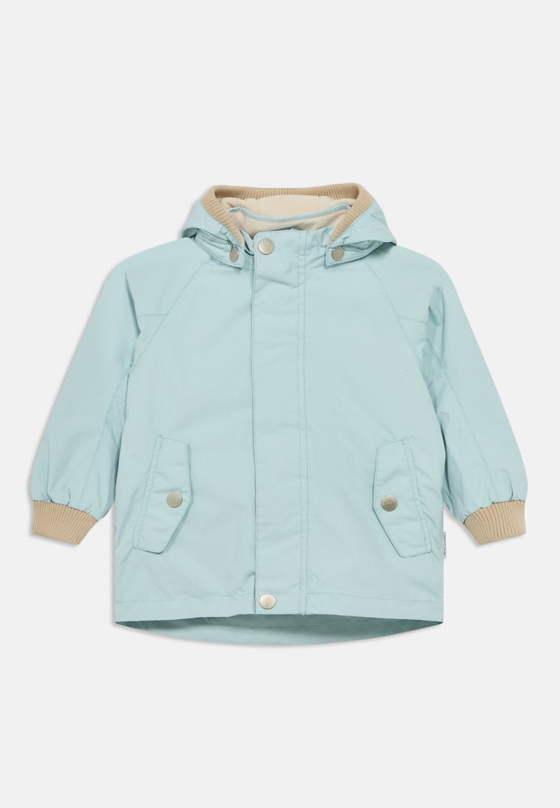 Ανοιχτό μπλε μπουφάν με κουκούλα, κλείσιμο με πατιλέτες και δύο μπροστινές τσέπες. Πλεκτά μανίκια σε μπεζ χρώμα και λείο, ανθεκτικό στο νερό υλικό.