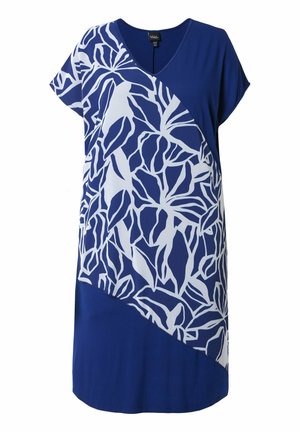 Robe bleue mi-longue aux genoux avec manches courtes, col en V, et grand motif de feuilles blanches en diagonale sur le devant.